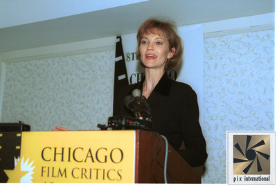 JOAN ALLEN  RECEIVES AWARD FROM CHICAGO FILM CRITICS ASSN