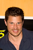 Nick_Lachey_and_fans_2006_EXC_r71