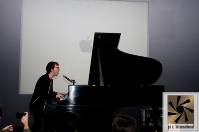 Ben Folds performance and meet and greet at Apple Computer store